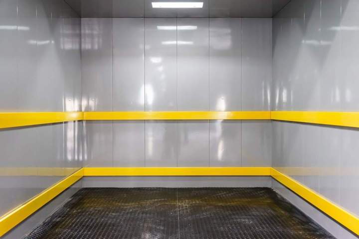 Installateur de monte-charge, Isère